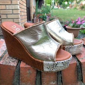New DOLCE Wedges Size 10